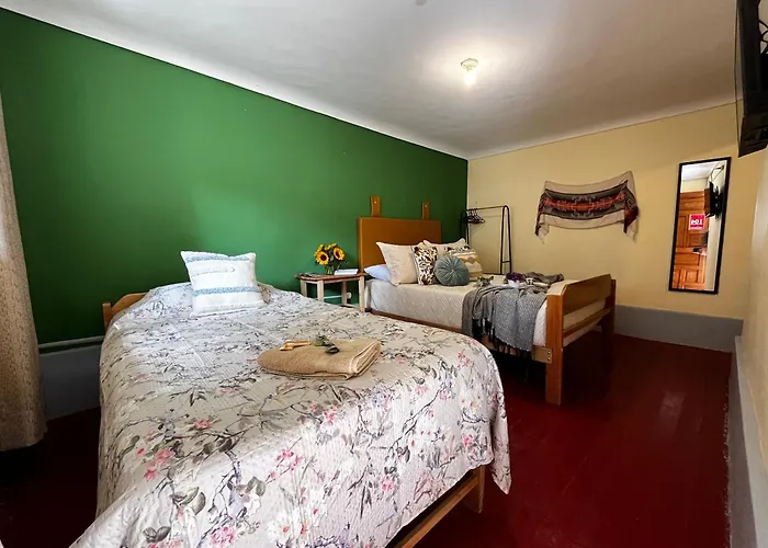 Casa Paqocha - & Garden - Hot Water & Shared Kitchen - Long - Close To Train Habitación en casa particular