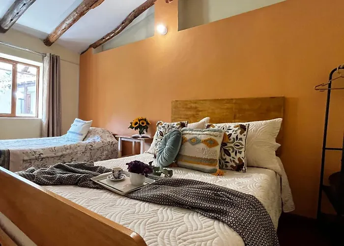 Casa Paqocha - & Garden - Hot Water & Shared Kitchen - Long - Close To Train Habitación en casa particular *