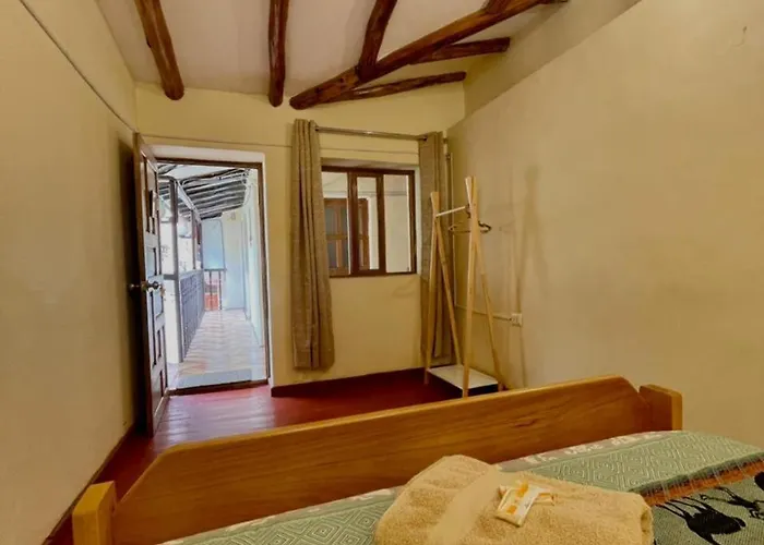 Casa Paqocha - & Garden - Hot Water & Shared Kitchen - Long - Close To Train Habitación en casa particular *